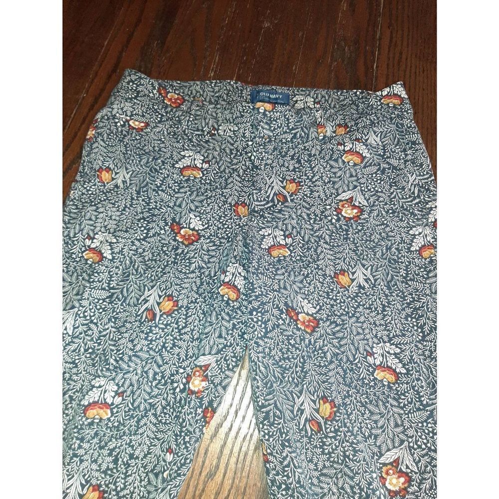 Size 8 Regular Old Navy Pixie Mid Rise Ankle Crop… - image 2